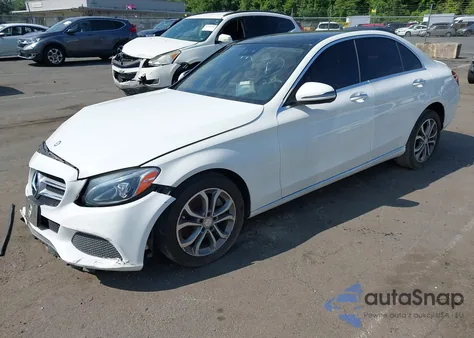 2017 Mercedes-Benz C 300 4Matic/Luxury 4Matic/Sport 4Matic z USA, uszkodzony, nr VIN 55SWF4KB8HU208704